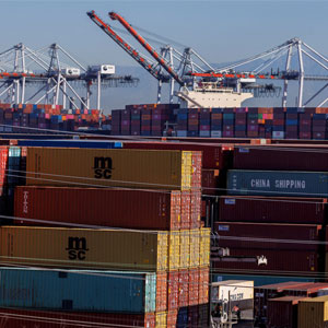 堆叠的集装箱显示为船舶在 2021 年 11 月 22 日在美国加利福尼亚州洛杉矶的洛杉矶港卸下货物