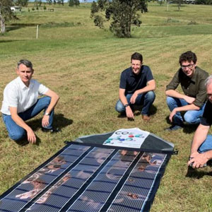 澳大利亚戈斯福斯：澳大利亚的科学家们正在测试印刷太阳能电池板，这些太阳能电池板将从 9 月开始为特斯拉提供 15,100 公里的动力，他们希望这能让公众思考有助于避免气候变化的措施。