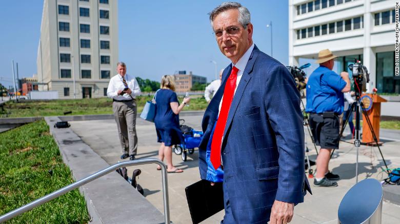 2022 年 5 月 4 日,星期三,乔治亚州共和党国务卿布拉德·拉芬斯伯格在亚特兰大理查德·B·罗素联邦大楼外的新闻发布会后离开