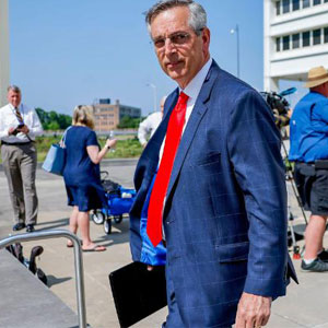 2022 年 5 月 4 日，星期三，乔治亚州共和党国务卿布拉德·拉芬斯伯格在亚特兰大理查德·B·罗素联邦大楼外的新闻发布会后离开