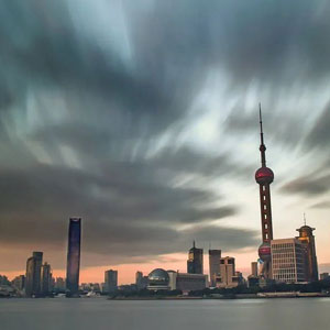 全国经济第一大市，遭遇了史上最严峻的冲击。