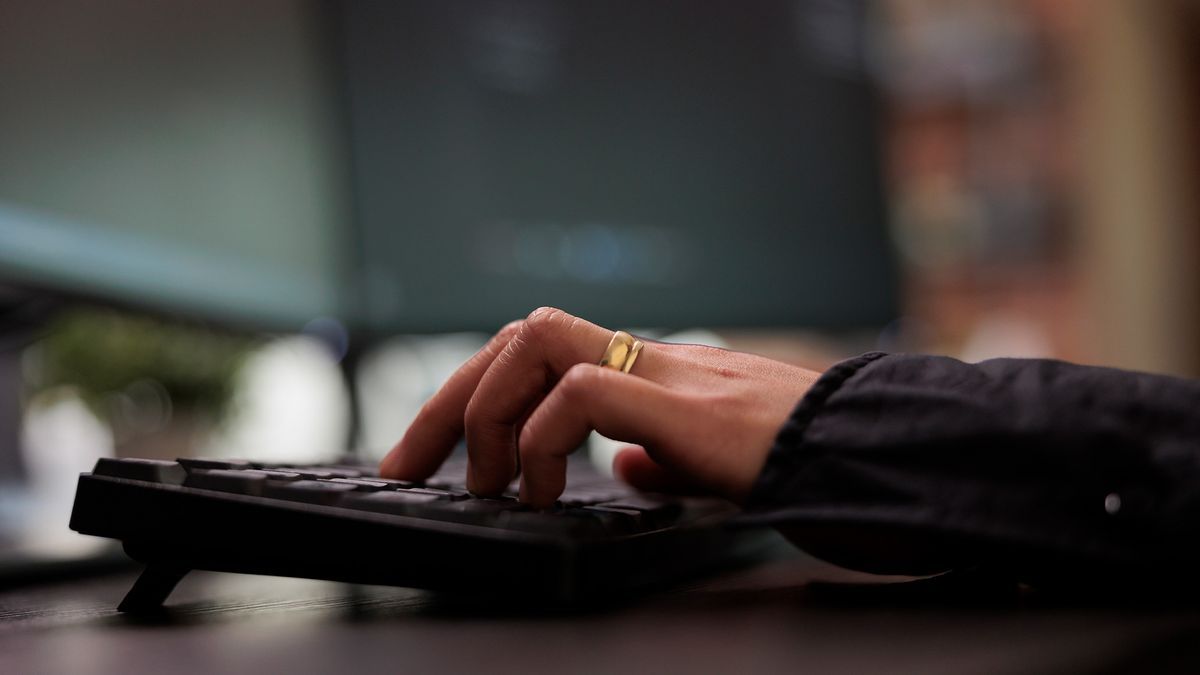 使用Freepik 键盘 的人