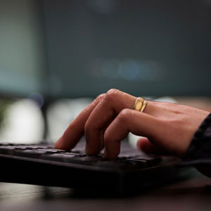 使用Freepik 键盘 的人