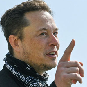 特斯拉首席执行官埃隆·马斯克 (Elon Musk) 在参观位于德国柏林附近 Gruenheide 的特斯拉 Gigafactory 的建筑工地时做手势