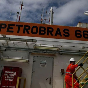 一名工人在里约热内卢桑托斯盆地近海的巴西国家石油公司 P-66 石油钻井平台内行走 在本文中：