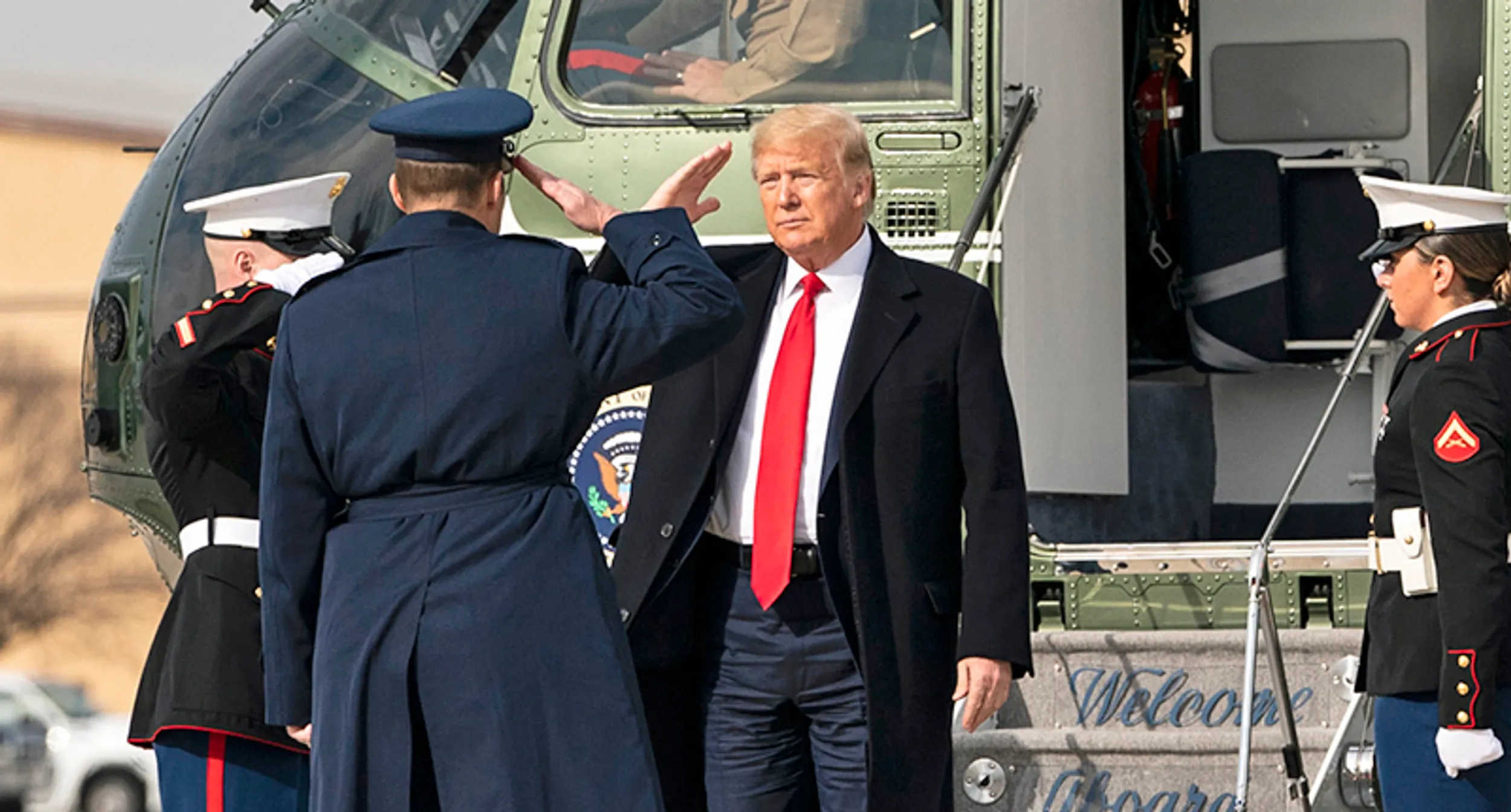 唐纳德·J·特朗普总统于 2020 年 1 月 30 日星期四在马里兰州安德鲁斯联合基地登陆海军陆战队一号时向军事人员致敬，开始访问密歇根州和爱荷华州。
