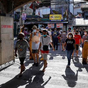 2022 年 5 月 9 日在菲律宾马尼拉举行的全国大选期间，菲律宾人抵达投票区投票。