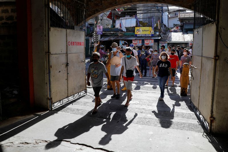 2022 年 5 月 9 日在菲律宾马尼拉举行的全国大选期间，菲律宾人抵达投票区投票。