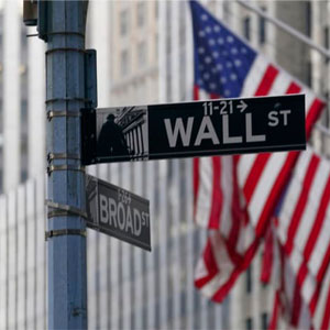 华尔街的路牌由 2022 年 1 月 14 日在金融区的纽约证券交易所外飘扬的美国国旗构成。