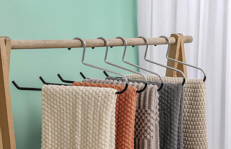 Frezon Heavy Duty Hangers can be used to hang blankets, quilts, tablecloths, towels, sleeping bags, and accessories.