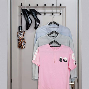 如何使用衣架连接器整理衣柜