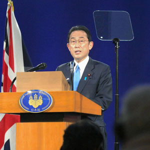 周四，首相岸田文雄在伦敦举行的新闻发布会上发表讲话。