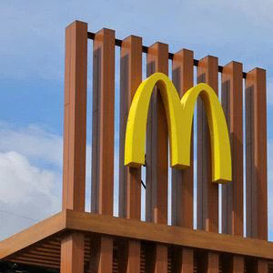 在麦当劳退出之前，俄罗斯人排队购买最后一个巨无霸