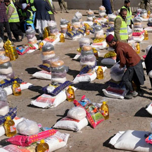 2022 年 2 月 16 日，阿富汗工人在阿富汗喀布尔为贫困家庭开展人道主义援助活动期间准备食品供应。