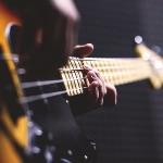 贝斯在乐队里是什么地位？