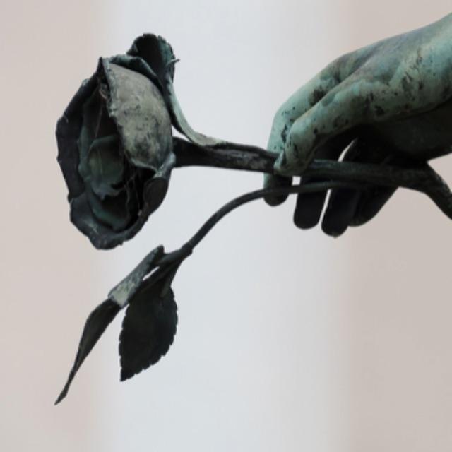 平王东迁，宗周老百姓留给了秦国，后来秦国人被视为夷狄，曾经是文明中心宗周的遗民百姓怎么看待这件事？