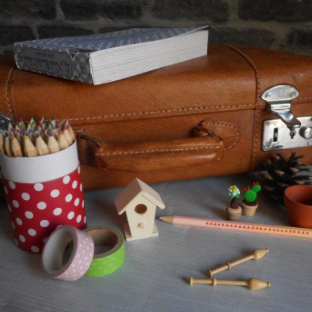 孩子问「笔能放进铅笔盒，铅笔盒能放进书包，东西外面永远有更大的东西容纳它，宇宙外面是什么」，怎么回答?