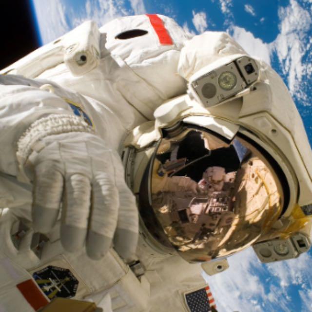 在太空里面，如果放屁的话，会一直飘下去吗？