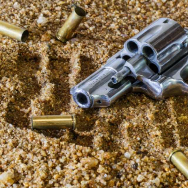 假如一把枪的射程是 1500m，我能在 1501m 用手接住子弹吗?