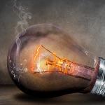 电流只有在回路中才能形成，那为什么直流电给电容充电的时候电路中会存在电流呢？