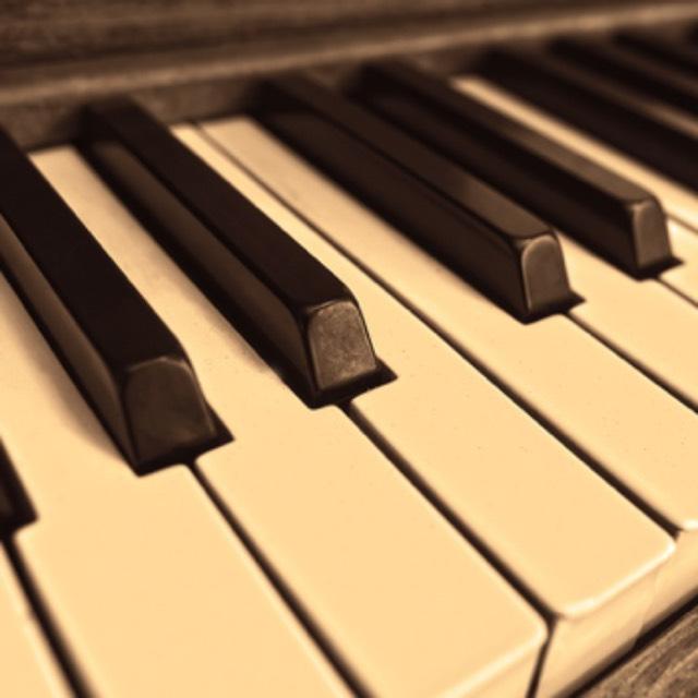 问个乐理上的问题升 4 等于降 5 吗？