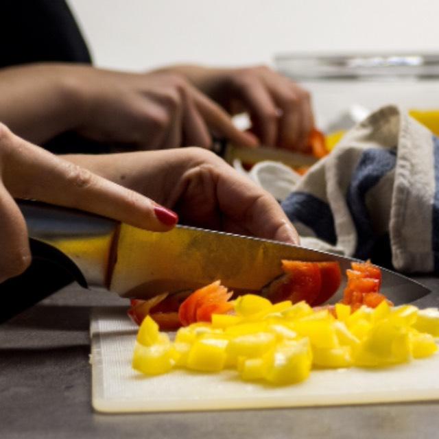 刀把东西切开，在原子分子层面是什么样的原理？