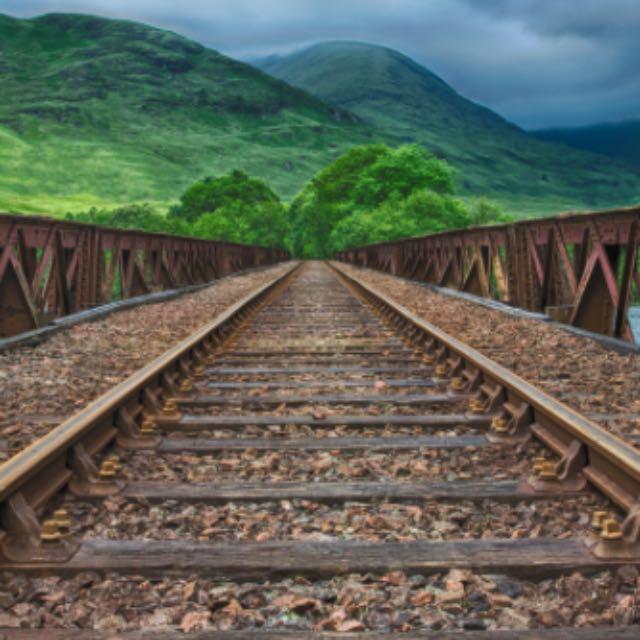 铁轨旁的这个是什么啊？