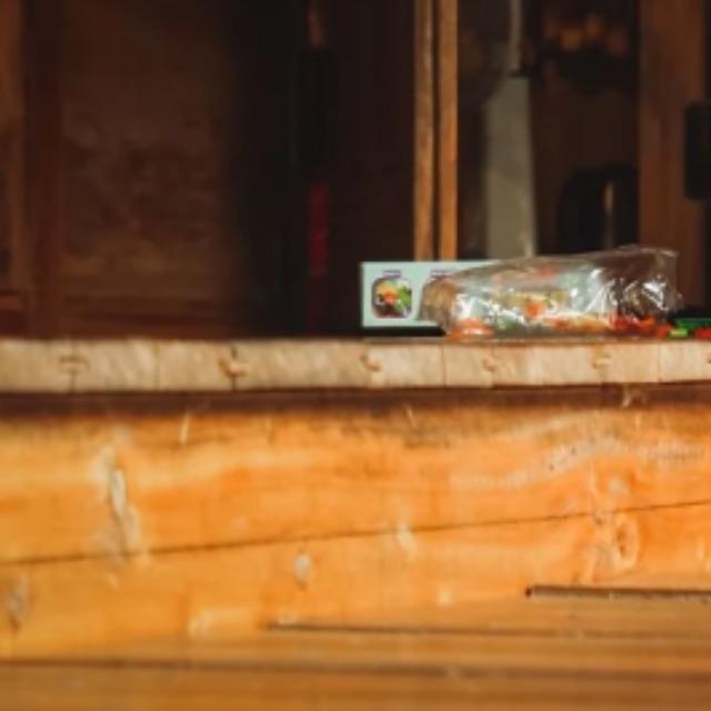 整条高速都是沥青路,为什么一到收费站就「水泥路」?