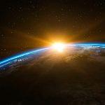 地球绕太阳公转的这个方向是必然还是偶然？