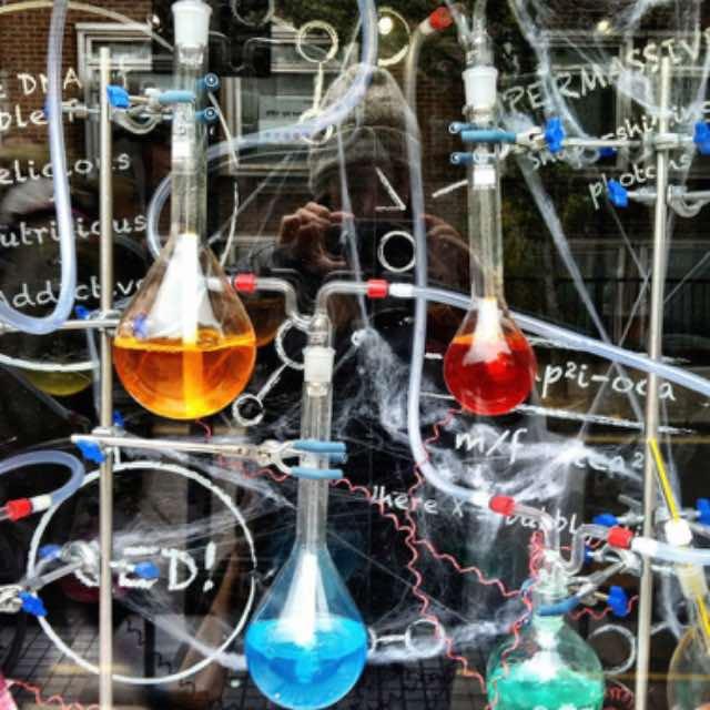 为什么有些金属离子有颜色,有些则没有?