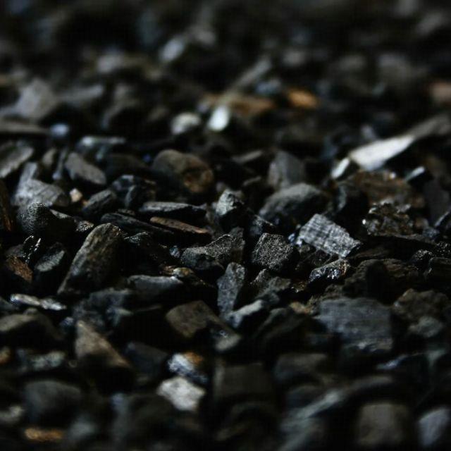 为什么碳的化学性质不活泼，自然界中却有很多碳的化合物？