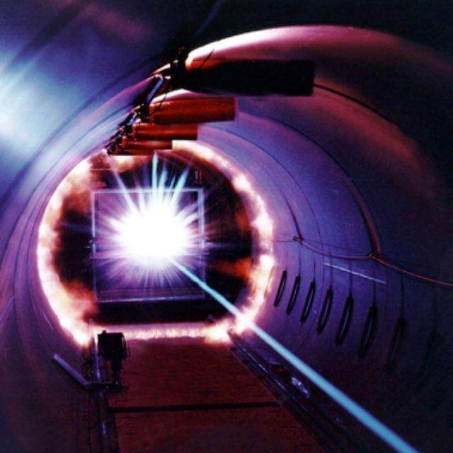 等效原理中的引力与加速度的关系能否套用电磁效应的麦克斯韦公式？