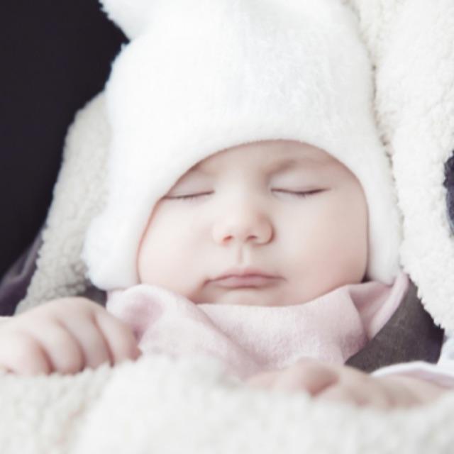 既然一个男人就能让很多女人怀孕，那为什么男女出生概率是 1 比 1，多出生些女性不是更容易提高种群数量？