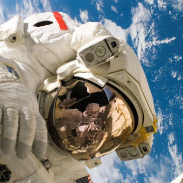 宇航员在月亮上为什么跳着走？