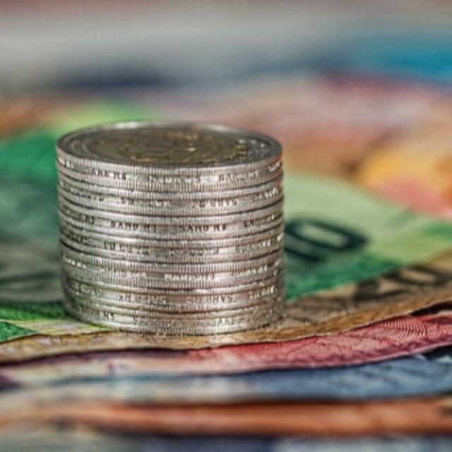 IMF 宣布上调今年中国经济增长预期 0.4 个百分点至 5%，透露了哪些信息？