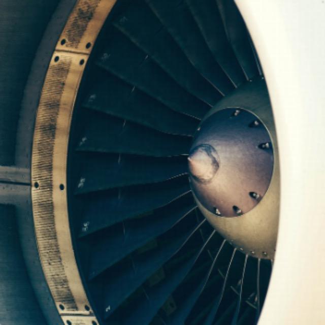 涡轮发动机是怎么做到只对后面喷气的？