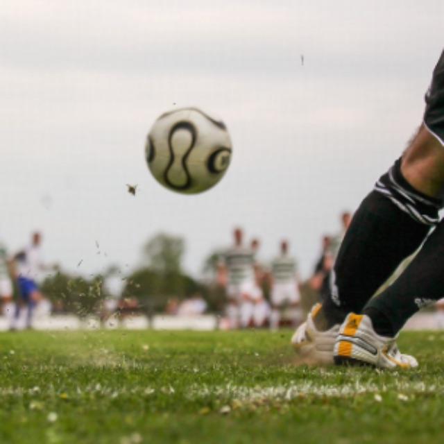 一个表面绝对光滑的完美球形刚体，质量分布均匀，如何确定它是在旋转还是静止？