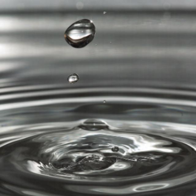 电解水生成的氢分子中两个氢原子来自同一水分子还是两个？