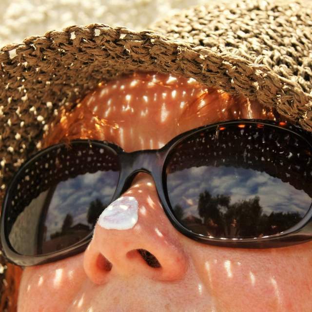 女朋友一天涂四次防晒，她说两三个小时必须补涂一次，她是不是被防晒霜品牌洗脑了？