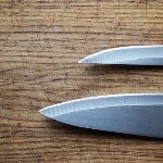 刀能切开纸，是因为刀刃进入了原子的缝隙还是将原子切碎了？