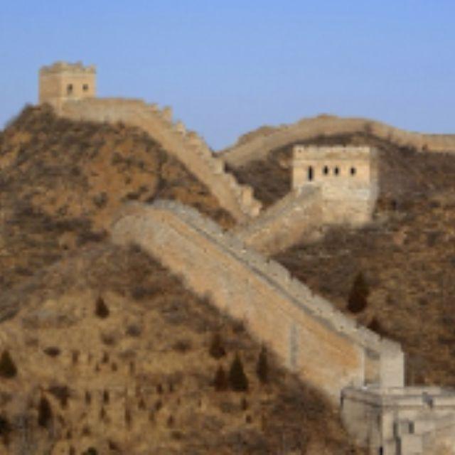 为什么中国古代的城防只发展出了夯土、包砖的城墙，而欧洲却发展出了石砌的城墙，甚至城堡？