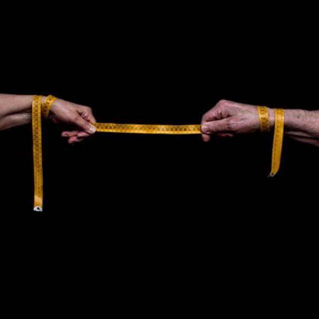 世界上有哪些两地相隔不远但互通必须绕一大圈的例子？