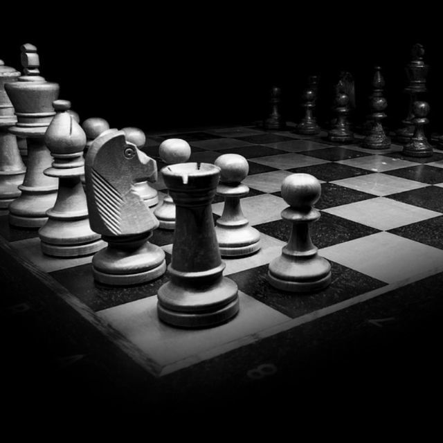 国际象棋里的王每次只能走一格，也不能跳着走，这么个废物是怎么当上王的？