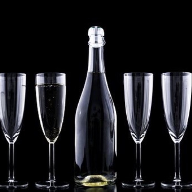 同样由分子构成，为什么玻璃能透光，木板之类的东西不透光？