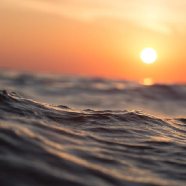 千米深的海水只4℃，抽来降温可行吗？或自来水流经深海管道，变冷后用隔热管道送出给城市降温，是否可行？