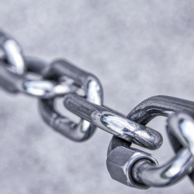 将金属铁（Fe）打磨得非常光滑，那么它是否能替代镜子？