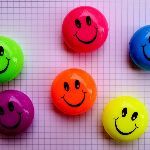 不同颜色笑脸磁贴