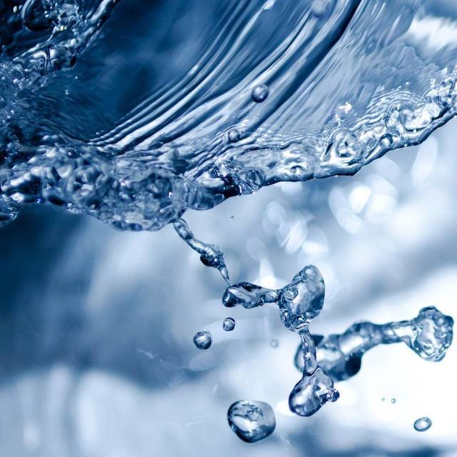 热水和冷水一起放进冰箱,为什么热水能先结冰?