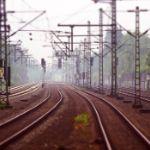 为什么中国很多火车站的设计都是二楼候车，一楼站台，地下层出站？