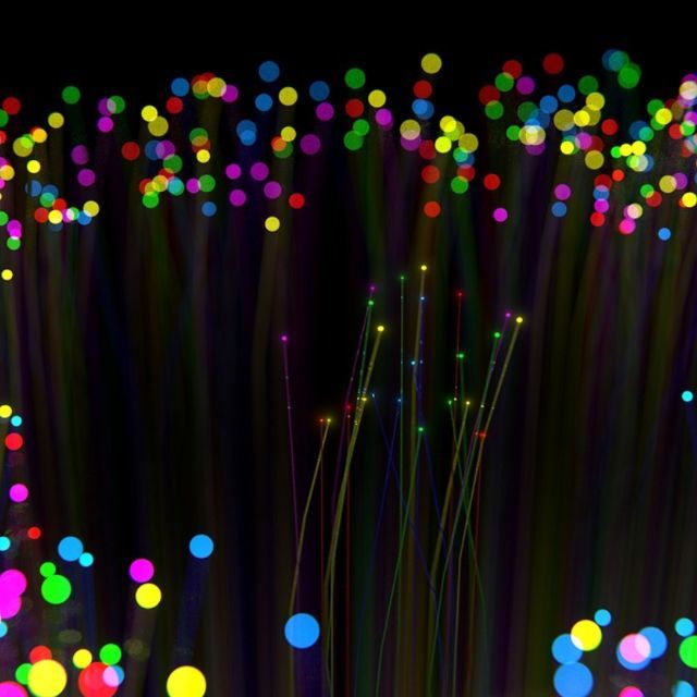 为什么红色和紫色波长相差最大，但看起来却是相近的？